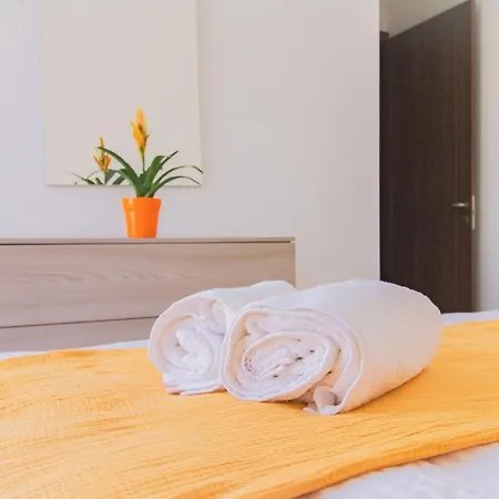 Unique 2bdr Near Sea And Pool In Center!