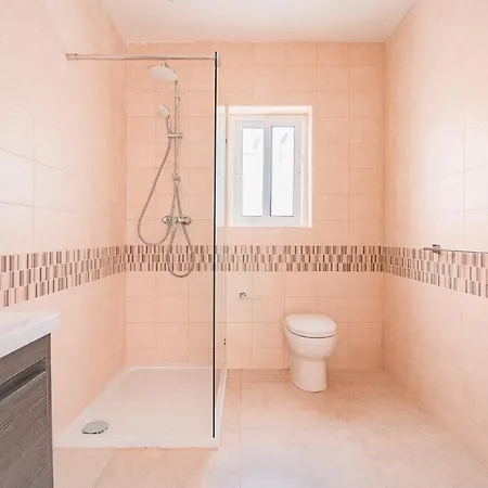 Unique 2bdr Near Sea And Pool In Center! *