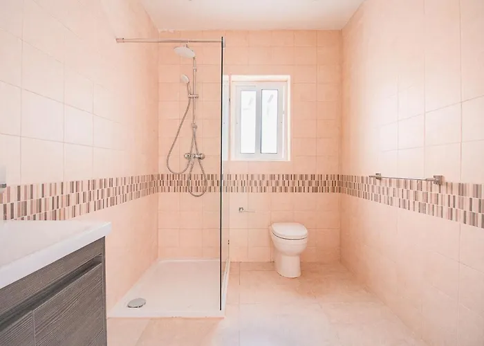 Unique 2bdr Near Sea And Pool In Center! *